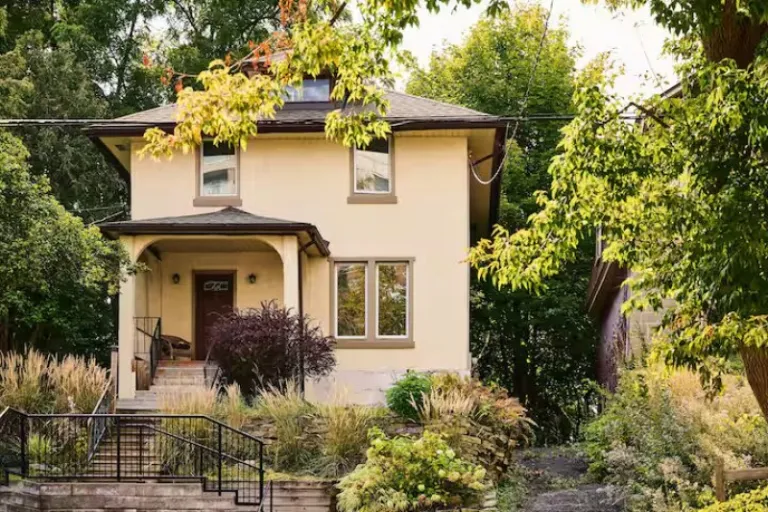 spacious Airbnbs in Canada to see Tulip Blooms