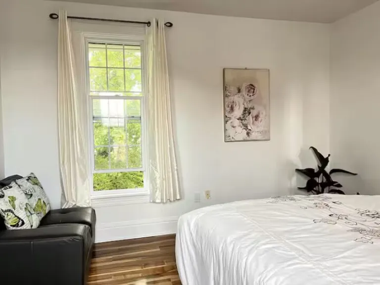 cosy Airbnbs in Canada to see Tulip Blooms