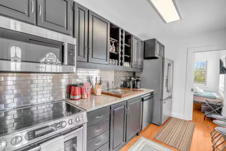 Airbnbs in Canada to see Tulip Blooms