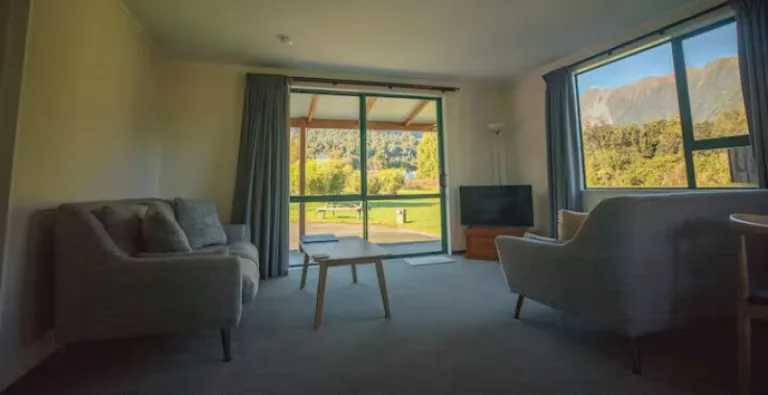 Airbnbs in New Zealand to See Alpine Wildflowers 