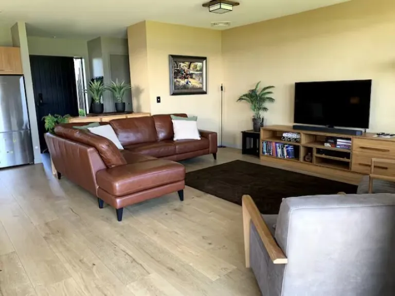 Airbnbs in New Zealand to See Alpine Wildflowers 