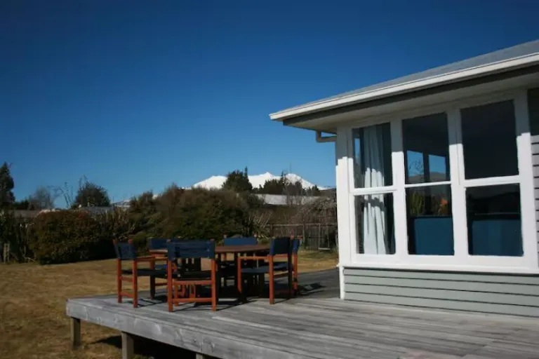 Airbnbs in New Zealand to See Alpine Wildflowers 