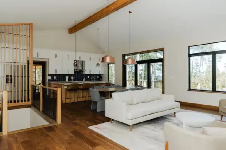 beachfront Airbnb stays in Marquette