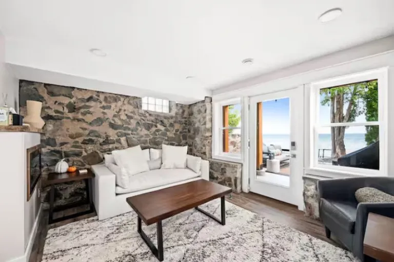 lakefront villa Airbnb stays in Duluth