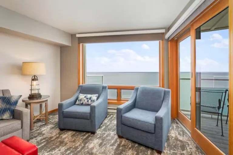 lakeside condo Airbnb stays in Duluth