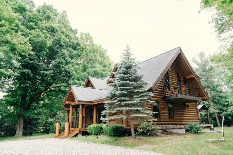 beautiful log cabin Airbnb stays in South Haven