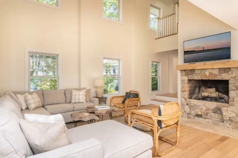 waterfront Airbnb stays in Martha’s Vineyard