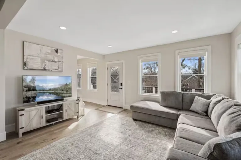 Airbnb stays in Stillwater with hot tub