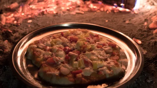 Image for article This Chef in Guatemala Uses an Active Volcano as His Pizza Oven