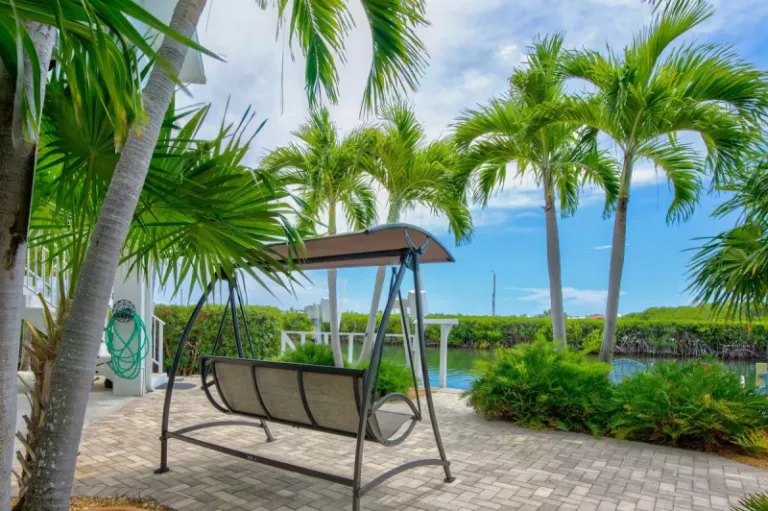 waterfront club Airbnbs in Marathon