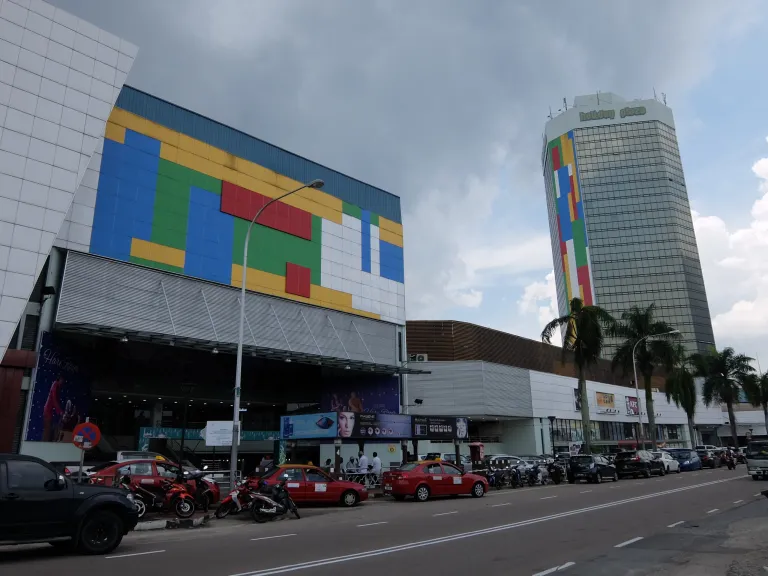 File:Holiday Plaza.jpg - Wikimedia Commons