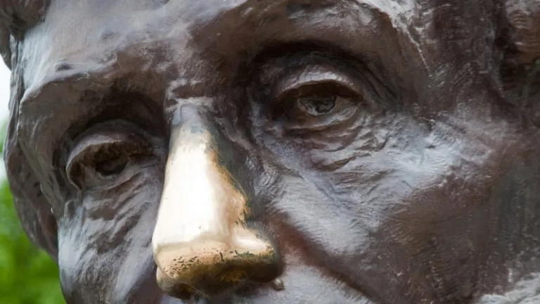 lincoln's nose at lincoln's tomb