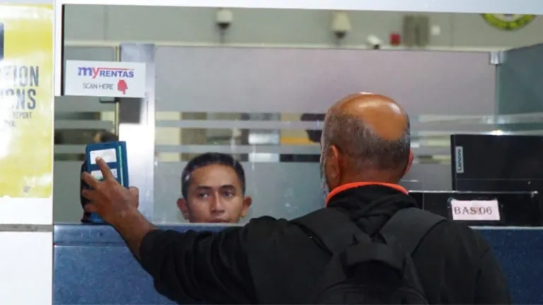 scanning the qr code at the johor checkpoint