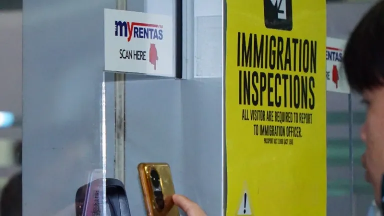 scanning the qr code at the johor checkpoint