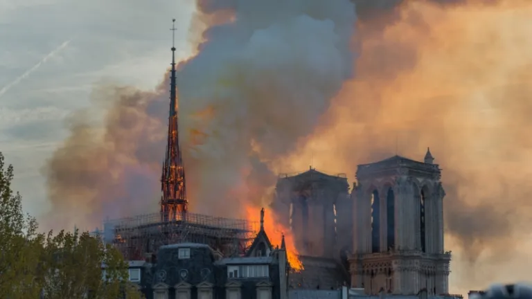 notre dame cathedral on fire in 2019