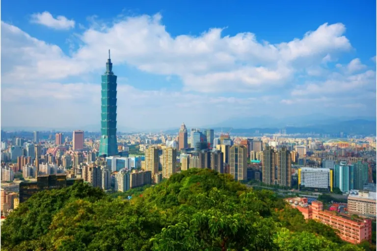 taipei attractions: elephant mountain overlooking taipei 101
