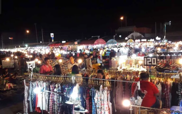 Liab Duan Night Market