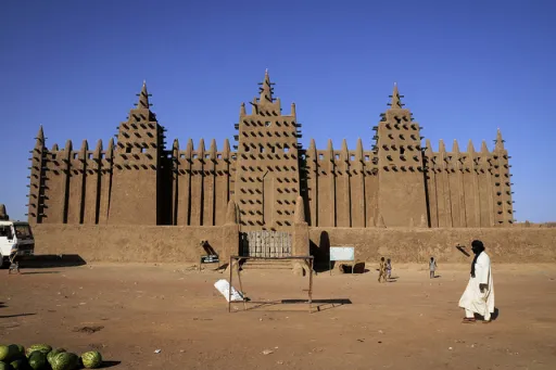 Image for article Great Mosque of Djenne: World’s Largest Mud Brick Building