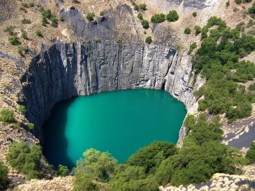 Image for article The Big Hole: Largest Hand-Dug Excavation on Earth