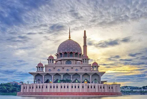Image for article Putra Mosque: a Rose-Coloured Dome Full of Beauty