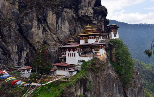 Image for article Treacherous and Exotic Temples in Asia That Became Tourist Hotspots