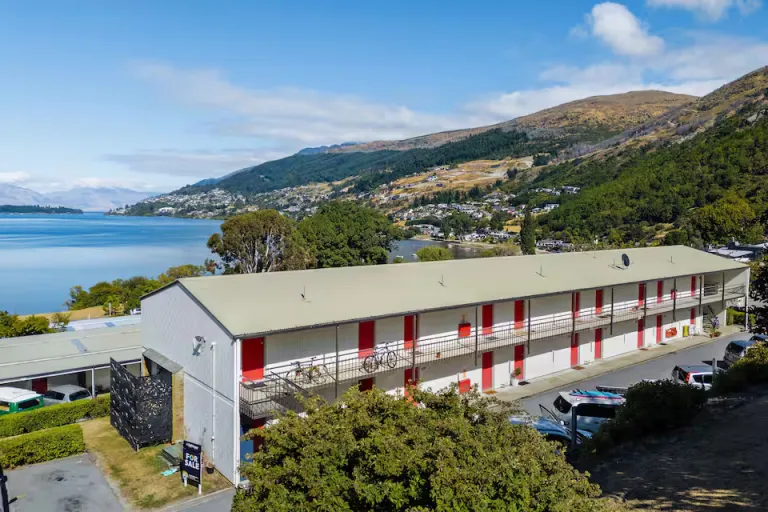 lake view Airbnb in Queenstown NZ