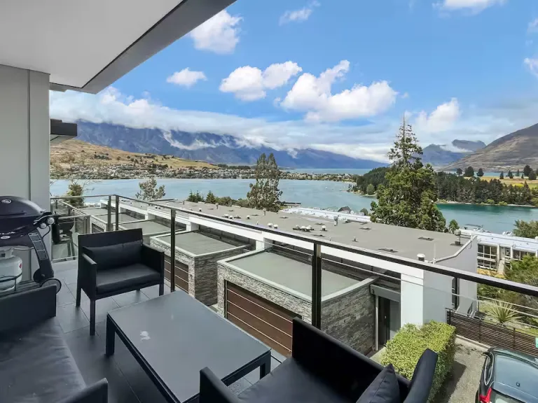 lake view Airbnb in Queenstown NZ