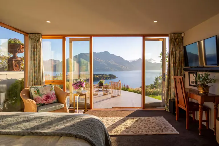 lake view Airbnb in Queenstown NZ