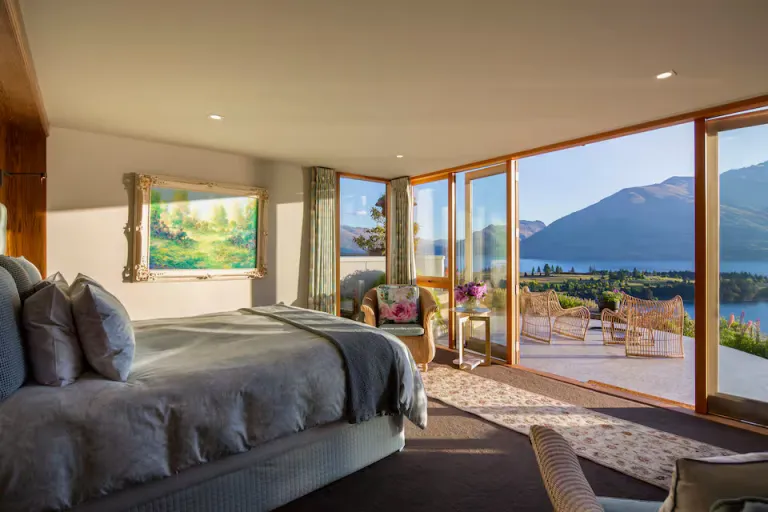 lake view Airbnb in Queenstown NZ
