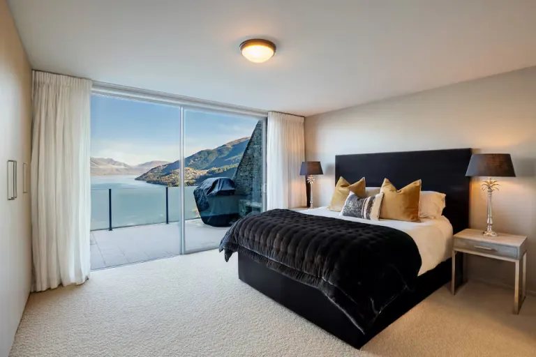 lake view Airbnb in Queenstown NZ