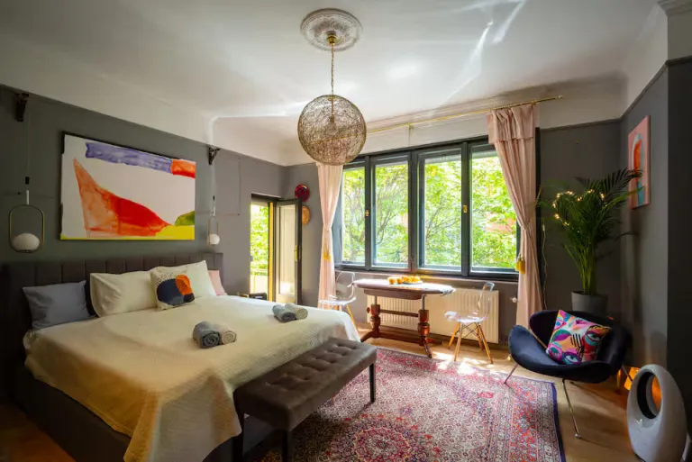Cheap Airbnb Stays in Budapest Near Parliamen