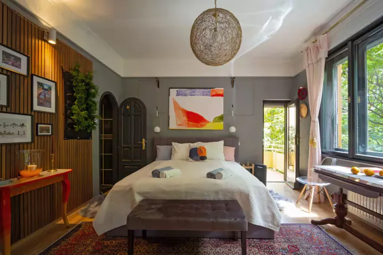Cheap Airbnb Stays in Budapest Near Parliamen