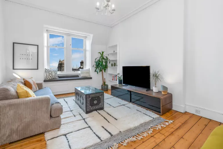 Airbnb Stays in Edinburgh Near Royal Mile