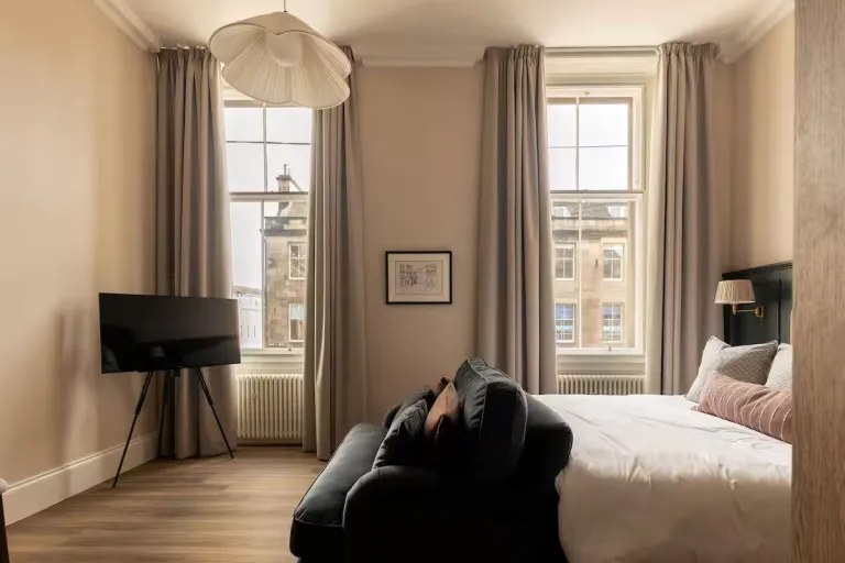 Airbnb Stays in Edinburgh Near Royal Mile