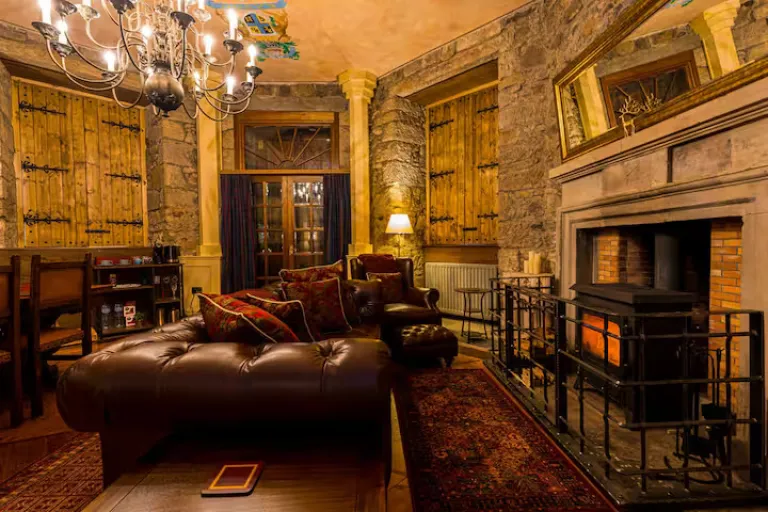 Airbnb Stays in Edinburgh Near Royal Mile