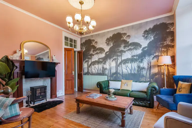 Airbnb Stays in Edinburgh Near Royal Mile