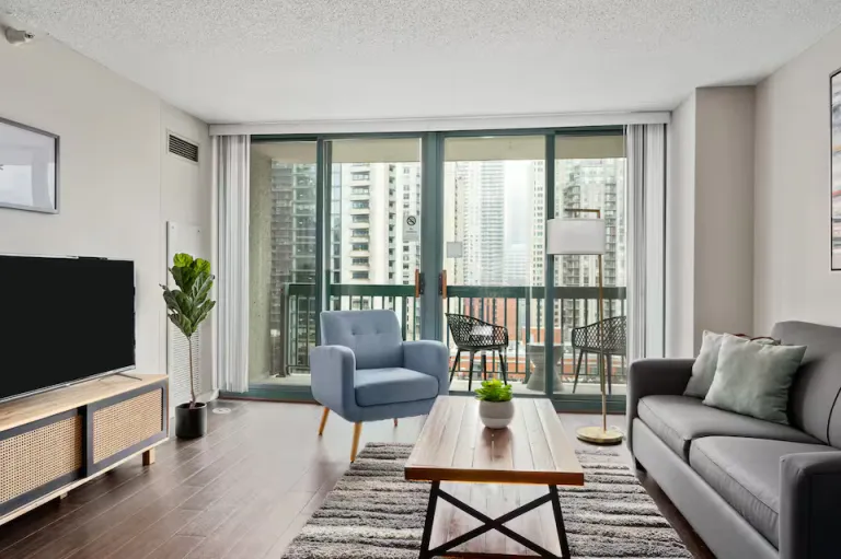 t City View Airbnb Stays in Chicago