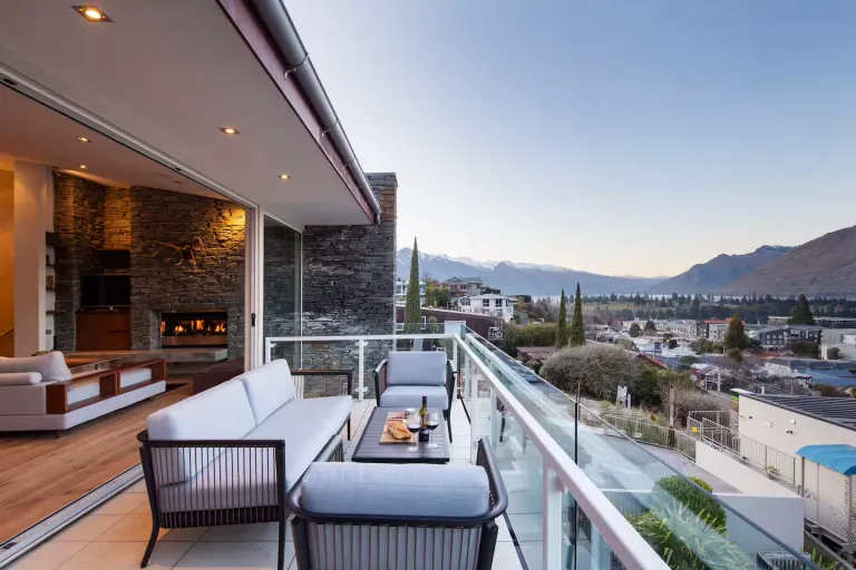 Airbnb Stays in Queenstown, New Zealand for Scenic Getaways