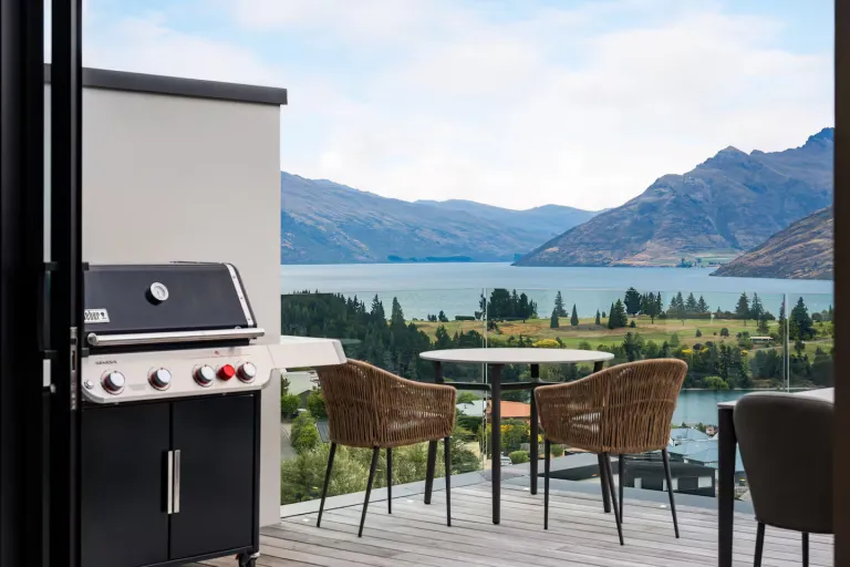 Airbnb Stays in Queenstown, New Zealand for Scenic Getaways