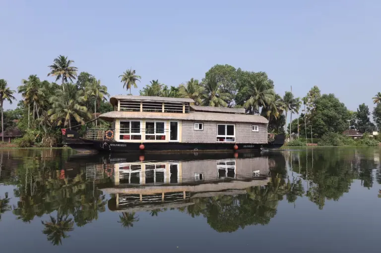 Best 2026 Houseboat Airbnb Stays in Kerala 