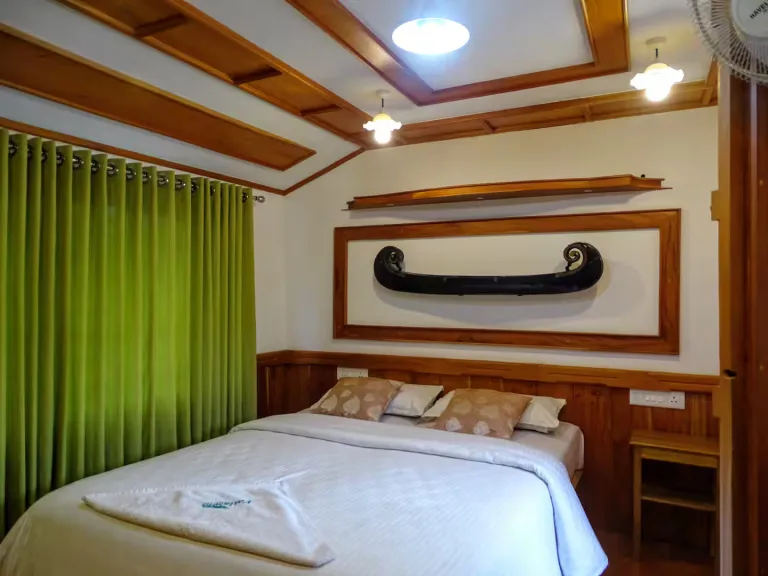Best 2026 Houseboat Airbnb Stays in Kerala 