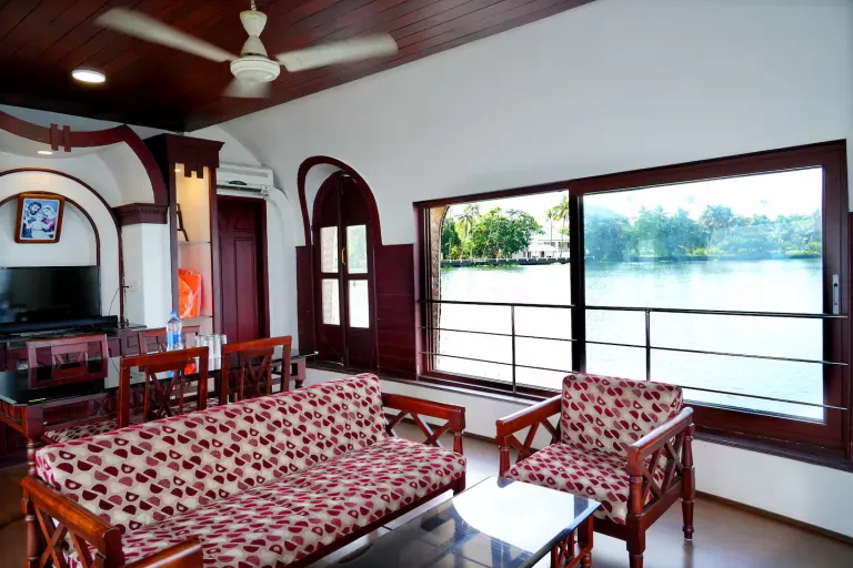 Best 2026 Houseboat Airbnb Stays in Kerala 