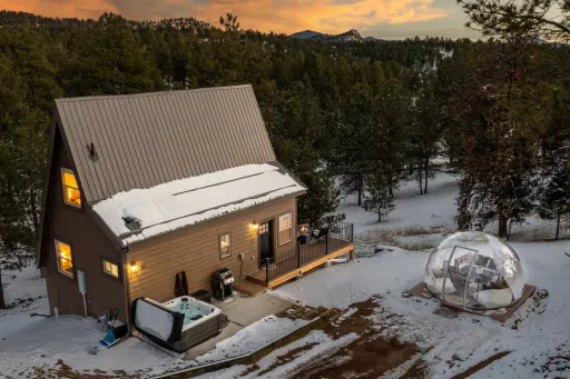 Image for article Best 2026 Airbnb Cabin Stays in Colorado Rockies for Mountain Getaways