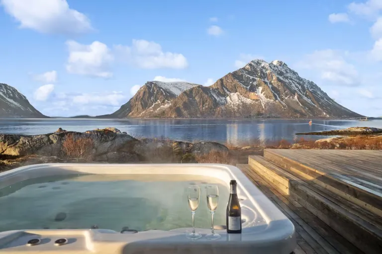 Best 2026 Airbnb Stays in Lofoten Islands, Norway with Fjord Views