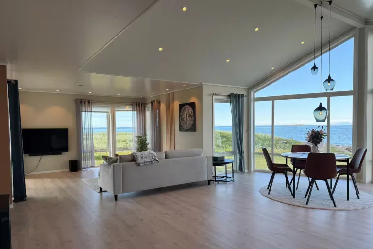 Best 2026 Airbnb Stays in Lofoten Islands, Norway with Fjord Views