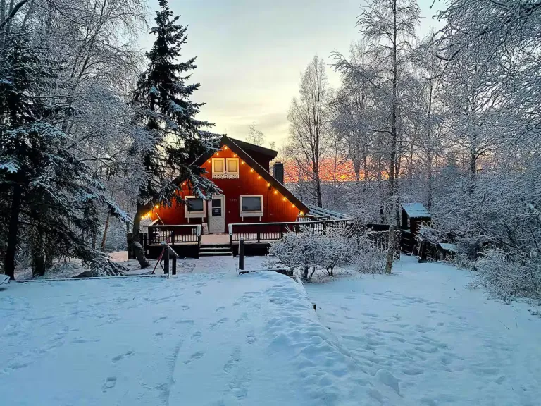 8 Best 2026 Airbnb Stays in Anchorage, Alaska for Glacier Adventures