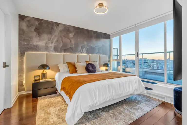 8 Best 2026 Luxury Airbnb Stays in Vancouver, Canada with Mountain & Ocean Views