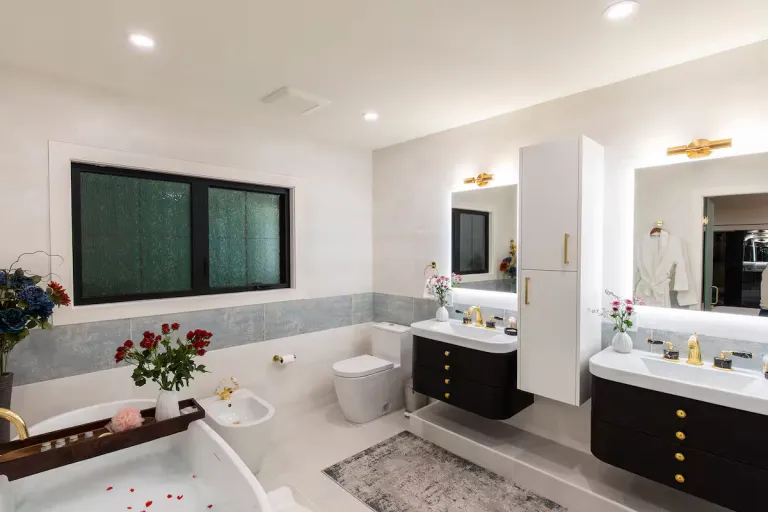 8 Best 2026 Luxury Airbnb Stays in Vancouver, Canada with Mountain & Ocean Views