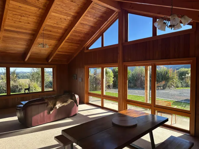 8 Best 2026 Airbnb Farm Stays in New Zealand for Countryside Escapes