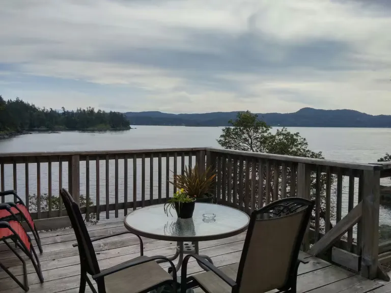 8 Best 2026 Waterfront Airbnb Stays in Vancouver Island for Coastal Escapes 